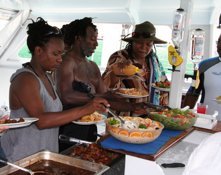 Essgenuss auf dem Katamaran  Rainer Heubeck