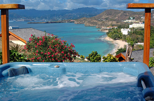 Im Whirlpool bis St.George`s blicken: Atemberaubende Aussichten im Maca Bana Resort. 