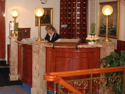 Rezeption auf dem Promenadendeck im Stil eines Clubhotels