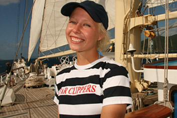 Gymnastik an Bord mit Sportanimateurin Louise.