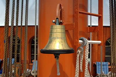 Die Schiffsglocke, seit dem 16.Jahrhundert unentbehrlicher Bestandteil jeden Schiffes, wurde auch fr die Sea Cloud II individuell aus Messing gegossen. Der Handklppel ist aus Leinen geflochten.