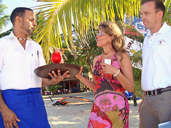 Hotelchefin Claudia Schwarz aus Aachen, Stefan Schwartz und Barkeeper Miguel am Strand in Cabarete