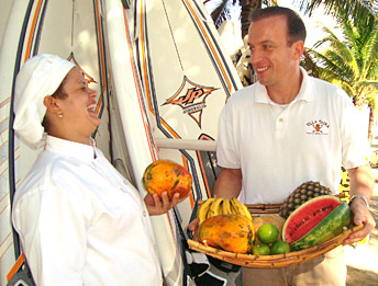 Stefan Schwartz und eine Mitarbeiterin des Hotels �Villa Taina� 