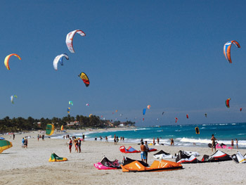Cabarete Windsurfen � Foto CariLat