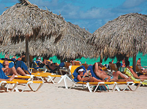 Sittsam Sonne tanken: Selbst am Strand ist oben ohne verboten  