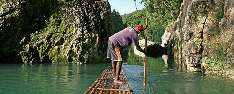 Barfu steht Buddy vorn auf dem Flo und manvriert es geschickt durch enge Felsformationen