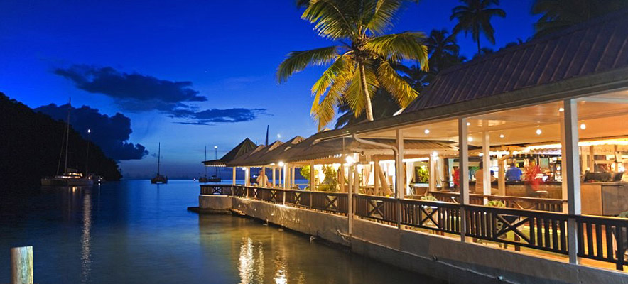 Abendstimmung am Waterside Restaurant im Marigot Beach Club and Dive Resort 