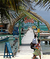 Ambergris Caye: Bars auf den Seestegen  N.Bruhn/CariLat