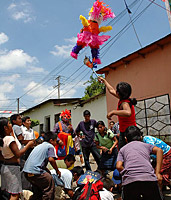 Nahuizalco, Ruta de las Flores, Pinata-Spiel auf der Strae (mit Bonbons gefllte Puppe) - Brauch zum Kindergeburtstag  N.Bruhn/CariLat