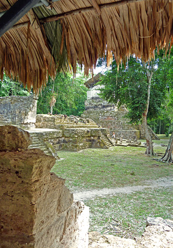 Blick auf die Plaza von Topoxte