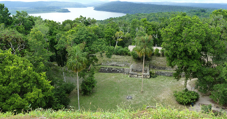 Blick vom Tempel 216 in Yaxha