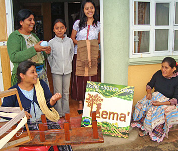 Maya-Mdchen Tania (hier mit Frauen von Lema) wnscht sich, dass nach dem Unwetter wieder mehr Touristen kommen. Copyright  Bernd Kubisch