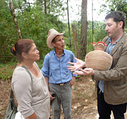 Don Jos� und Ehefrau Maria aus einem Dorf im Umland von Tegucigalpa begutachten ein Kunstwerk