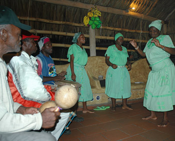 Garifuna-Musikgruppe aus Sambo Creeck im Palma Real Resort