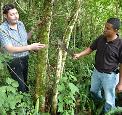 Holger Afflerbach und GIZ-Kollege Milton Herrera: Waldschutz und Nachhaltigkeit hilft allen.