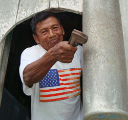 Zur Not tut's auch eine improvisierte Glocke:  Der Pfarrer lutet mit Englnder und Tauchflasche zum Gottesdienst in Las Marias