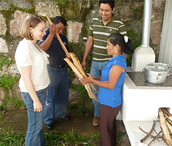 Diplom-Landschafts�kologin und GIZ-Mitarbeiterin Katrin M�nch aus Norddeutschland (links) im Gespr�ch mit Lesbia Martinez aus dem Ort Santa Lucia (rechts)