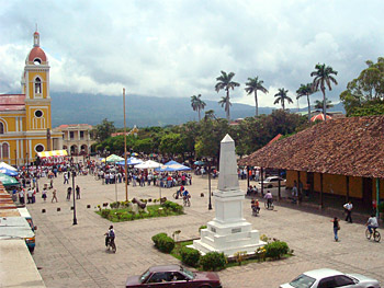 mit mächtigen Basaltbrocken versetzten Lagune