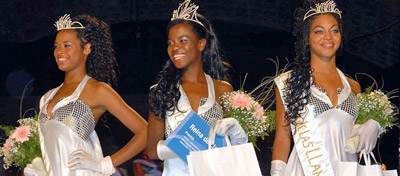 "Reina de las Llamadas" 2009, Paula Juvencio (mitte), und ihre zwei Stellvertreterinnen: Camila Vidarte (re) und Stephani Acosta (li).