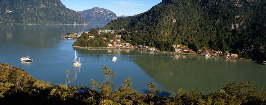 Caleta Tortel, die Stadt der Stege, mit ihren siebeneinhalb Kilometern an Plattformen, Brcken und aus Zypressenholz gefertigten Treppen. Sie verbinden die verschiedenen Pltze des Ortes. Fr seine alte Bauweise und seinen traditionellen Lebensstil erhielt er die Auszeichnung Zona tpica.  Encargada Unidad Turismo - www.visitetortel.cl